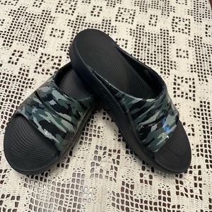 Women’s Oofos  OOAhh Sport Slide Black Camo Size 8